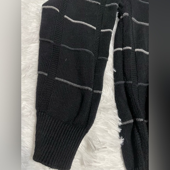 RoundTree & Yorke Crewneck Sweatshirt | Black with Stripes | Medium - Picture 10 of 11